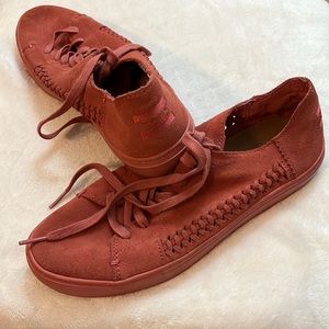 TOMS W 7.5 Tennis Sneaker Flat Peach Rust Pink Suede Shoe
